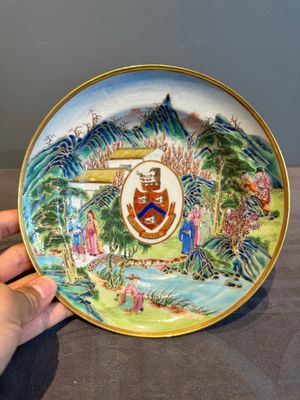 A rare Chinese Canton famille rose armorial soup plate with the arms of Wight, ca. 1810 — photo 1
