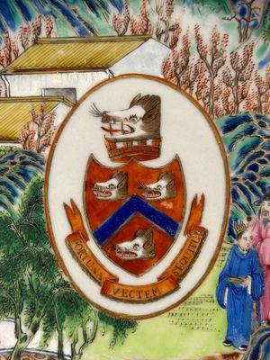 A rare Chinese Canton famille rose armorial soup plate with the arms of Wight, ca. 1810 — photo 2