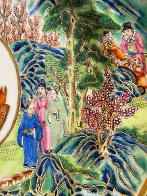 A rare Chinese Canton famille rose armorial soup plate with the arms of Wight, ca. 1810 — photo 3