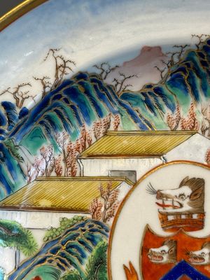 A rare Chinese Canton famille rose armorial soup plate with the arms of Wight, ca. 1810 — photo 8