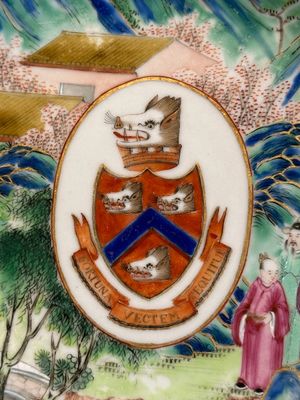 A rare Chinese Canton famille rose armorial soup plate with the arms of Wight, ca. 1810 — photo 2