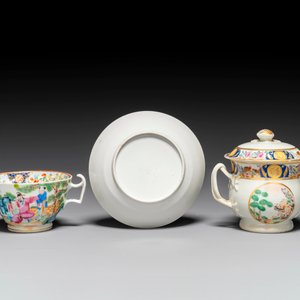 A rare Chinese Canton famille rose covered sugar bowl, a cup and saucer, 19th C. — photo 2