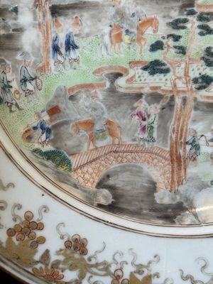 A rare Chinese Canton famille rose plate depicting an official traveling along the Pearl River towards the Whampoa Pagoda, Qianlong — photo 4