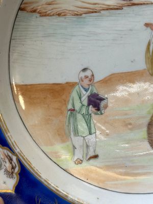 A rare Chinese Canton famille rose plate with a blue-glazed border, 19th C. — photo 3
