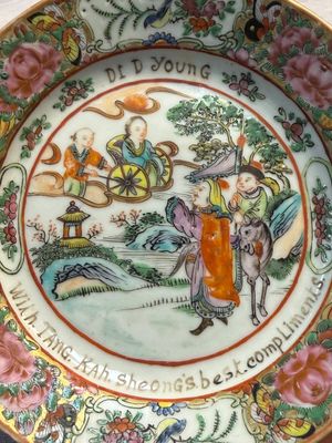 A rare Chinese Canton famille rose saucer inscribed 'Dr. D. Young', 19th C. — 照片 4