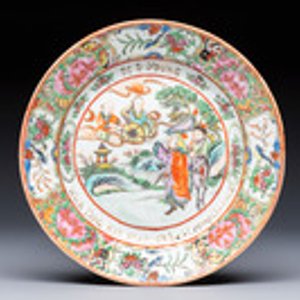 A rare Chinese Canton famille rose saucer inscribed 'Dr. D. Young', 19th C. — 照片 3