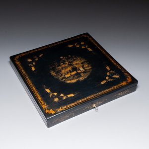 A rare Chinese Canton gilt black lacquer presentation box, 19th C. — 照片 1