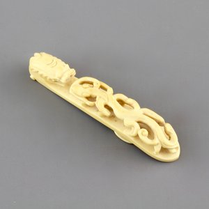A rare Chinese carved ivory belt hook, 19th C. — photo 1