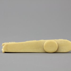 A rare Chinese carved ivory belt hook, 19th C. — photo 3