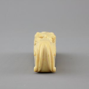 A rare Chinese carved ivory belt hook, 19th C. — photo 8