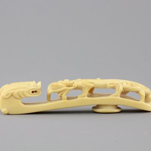 A rare Chinese carved ivory belt hook, 19th C. — photo 9