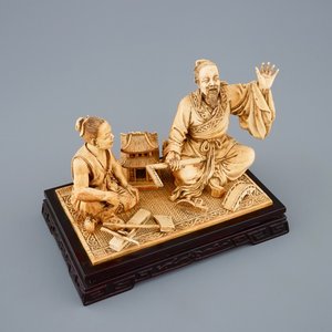 A rare Chinese carved ivory group of a carpenter with student, ca. 1900 — 照片 1