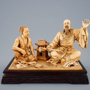 A rare Chinese carved ivory group of a carpenter with student, ca. 1900 — 照片 2