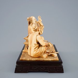 A rare Chinese carved ivory group of a carpenter with student, ca. 1900 — 照片 3