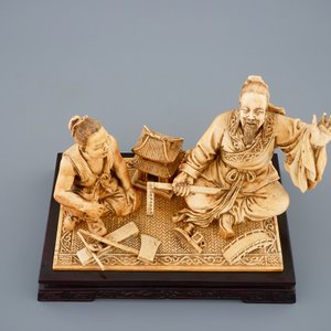 A rare Chinese carved ivory group of a carpenter with student, ca. 1900 — 照片 6