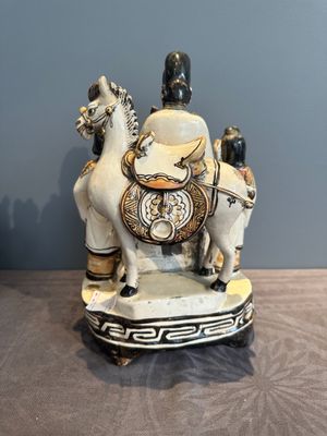 A rare Chinese Cizhou group with a dignitary, two attendants and a horse, Ming — photo 3