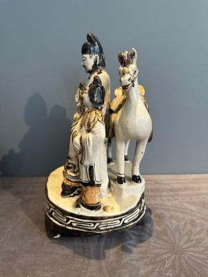 A rare Chinese Cizhou group with a dignitary, two attendants and a horse, Ming — photo 4