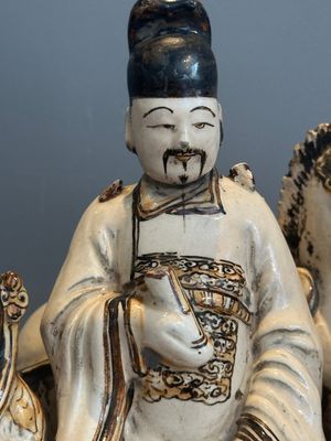 A rare Chinese Cizhou group with a dignitary, two attendants and a horse, Ming — photo 5