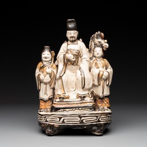 A rare Chinese Cizhou group with a dignitary, two attendants and a horse, Ming — photo 2