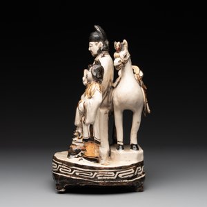 A rare Chinese Cizhou group with a dignitary, two attendants and a horse, Ming — photo 3