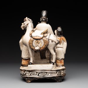 A rare Chinese Cizhou group with a dignitary, two attendants and a horse, Ming — photo 4