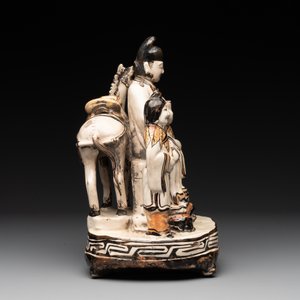 A rare Chinese Cizhou group with a dignitary, two attendants and a horse, Ming — photo 5