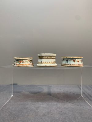A rare Chinese crown-monogrammed salt and two fine famille rose salts, Qianlong — photo 2