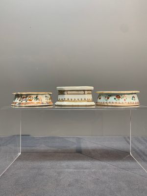 A rare Chinese crown-monogrammed salt and two fine famille rose salts, Qianlong — photo 3