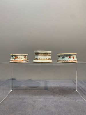 A rare Chinese crown-monogrammed salt and two fine famille rose salts, Qianlong — photo 4