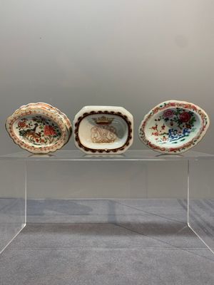 A rare Chinese crown-monogrammed salt and two fine famille rose salts, Qianlong — photo 5