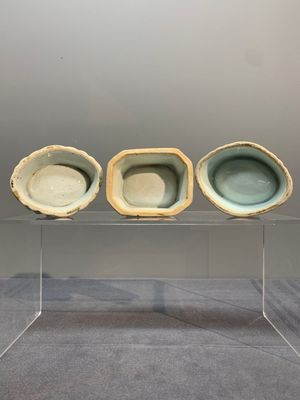 A rare Chinese crown-monogrammed salt and two fine famille rose salts, Qianlong — photo 6