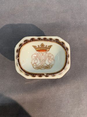 A rare Chinese crown-monogrammed salt and two fine famille rose salts, Qianlong — photo 7