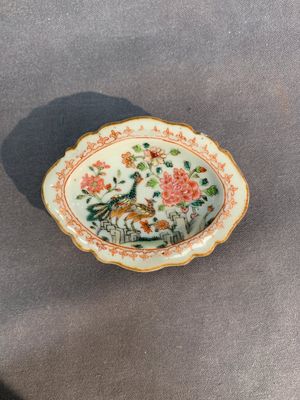 A rare Chinese crown-monogrammed salt and two fine famille rose salts, Qianlong — photo 8