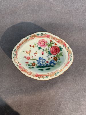 A rare Chinese crown-monogrammed salt and two fine famille rose salts, Qianlong — photo 9