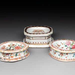 A rare Chinese crown-monogrammed salt and two fine famille rose salts, Qianlong — photo 1