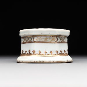 A rare Chinese crown-monogrammed salt and two fine famille rose salts, Qianlong — photo 11
