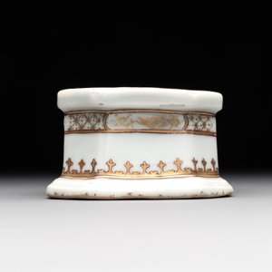 A rare Chinese crown-monogrammed salt and two fine famille rose salts, Qianlong — photo 12