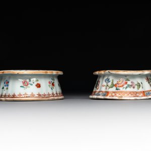 A rare Chinese crown-monogrammed salt and two fine famille rose salts, Qianlong — photo 4