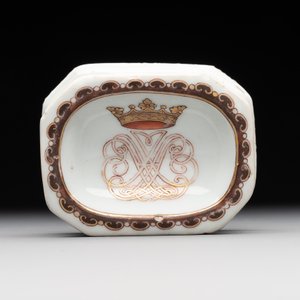 A rare Chinese crown-monogrammed salt and two fine famille rose salts, Qianlong — photo 8