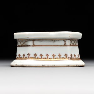 A rare Chinese crown-monogrammed salt and two fine famille rose salts, Qianlong — photo 9