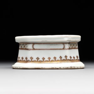 A rare Chinese crown-monogrammed salt and two fine famille rose salts, Qianlong — photo 10