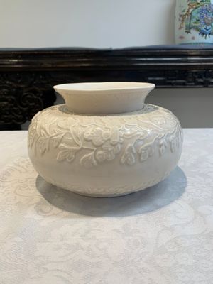 A rare Chinese Dehua blanc de Chine vase with floral design, Kangxi — photo 2
