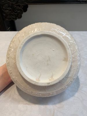 A rare Chinese Dehua blanc de Chine vase with floral design, Kangxi — photo 7