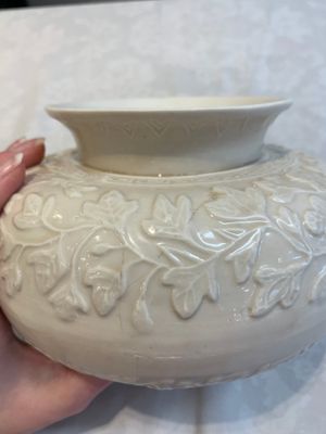 A rare Chinese Dehua blanc de Chine vase with floral design, Kangxi — photo 9