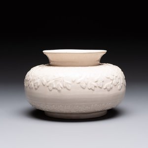 A rare Chinese Dehua blanc de Chine vase with floral design, Kangxi — photo 1