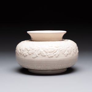 A rare Chinese Dehua blanc de Chine vase with floral design, Kangxi — photo 2