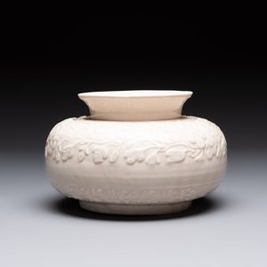 A rare Chinese Dehua blanc de Chine vase with floral design, Kangxi — photo 4