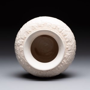 A rare Chinese Dehua blanc de Chine vase with floral design, Kangxi — photo 5