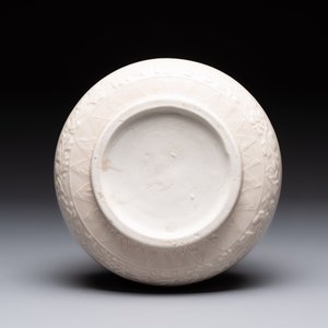 A rare Chinese Dehua blanc de Chine vase with floral design, Kangxi — photo 6