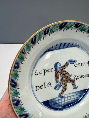 A rare Chinese doucai 'Commedia dell’arte' 'South Sea Bubble' plate, Kangxi, ca. 1720 — photo 4